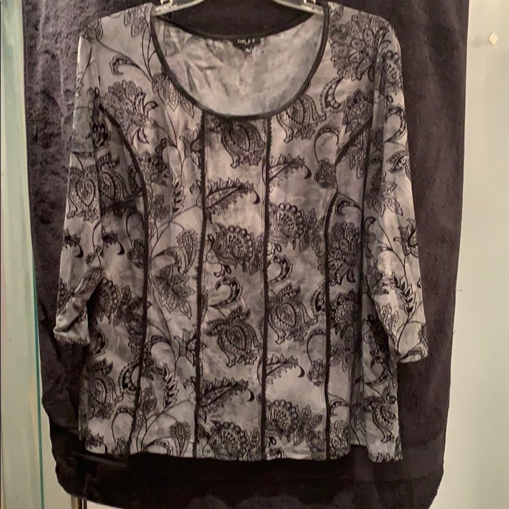 Ladies top, 3/4 length sleeves.